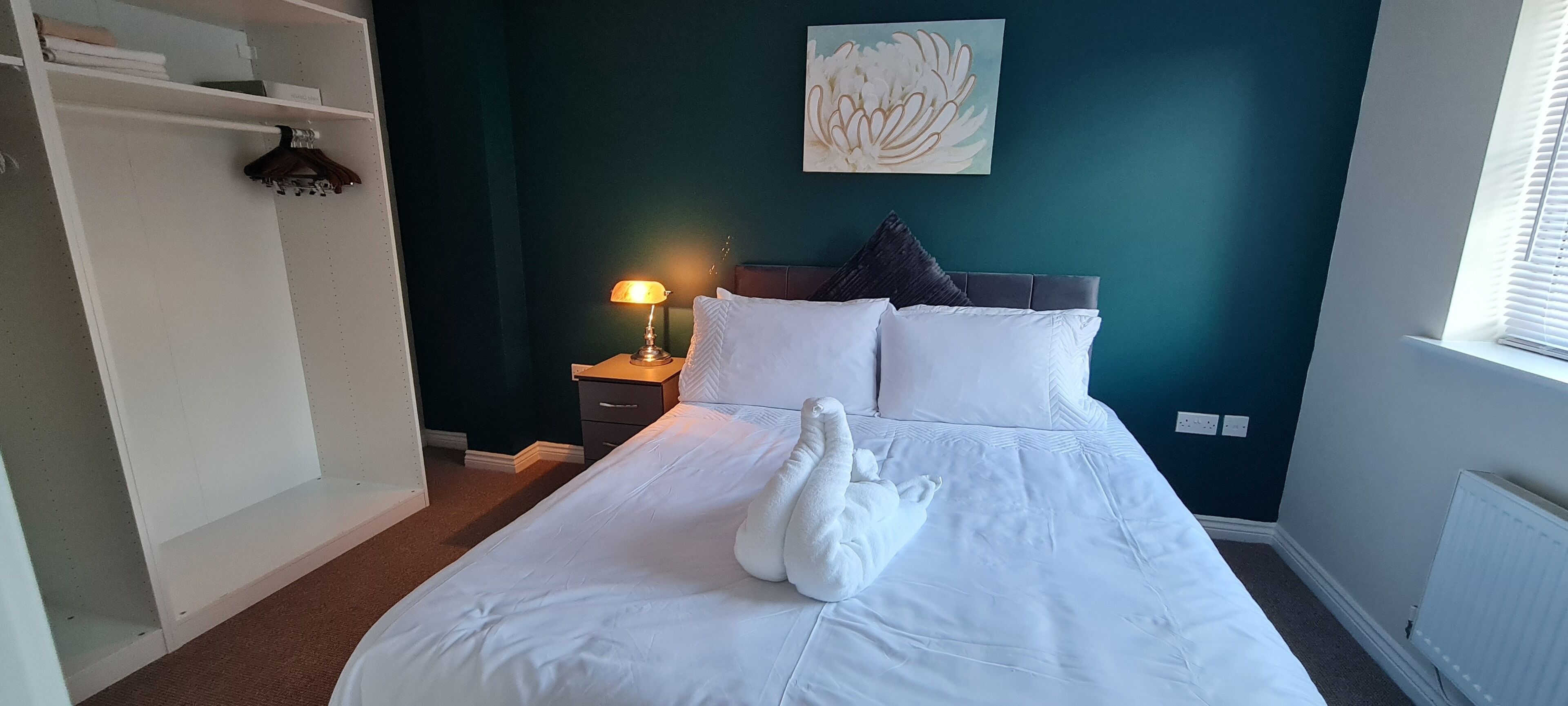 5 bedrooms, iron/ironing board, WiFi, bed sheets