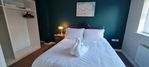 5 bedrooms, iron/ironing board, WiFi, bed sheets