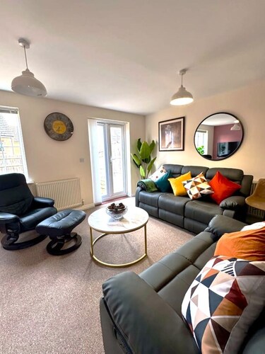 Stylish 5BR Retreat: w/King Bed,3Baths and WC,Free Parking -Sleeps 9 Comfortably