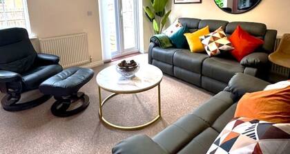 Stylish 5BR Retreat: w/King Bed,3Baths and WC,Free Parking -Sleeps 9 Comfortably