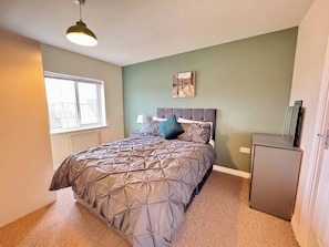 5 bedrooms, iron/ironing board, WiFi, bed sheets