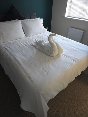 5 habitaciones, tabla de planchar con plancha, wifi y ropa de cama