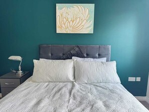5 bedrooms, iron/ironing board, WiFi, bed sheets