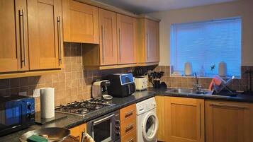 Microondas, horno, parrilla de estufa y lavavajillas