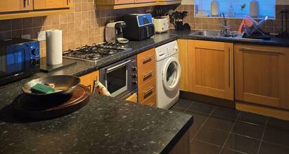 Stylish 5BR Retreat: w/King Bed,3Baths and WC,Free Parking -Sleeps 9 Comfortably