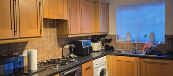 Stylish 5BR Retreat: w/King Bed,3Baths and WC,Free Parking -Sleeps 9 Comfortably