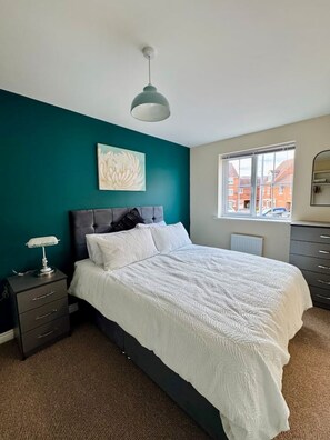 5 bedrooms, iron/ironing board, WiFi, bed sheets