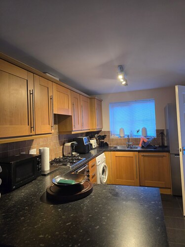 Stylish 5BR Retreat: w/King Bed,3Baths and WC,Free Parking -Sleeps 9 Comfortably