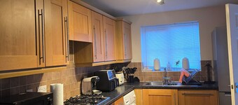 Stylish 5BR Retreat: w/King Bed,3Baths and WC,Free Parking -Sleeps 9 Comfortably