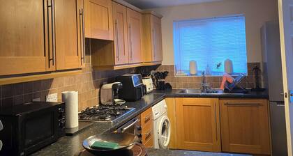 Stylish 5BR Retreat: w/King Bed,3Baths and WC,Free Parking -Sleeps 9 Comfortably