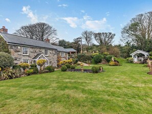 Property grounds - Beautiful Cottage with Hot Tub & Outdoor kitchen (Relubbus)