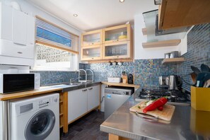Een koelkast, een microgolfoven, een oven, een kookplaat