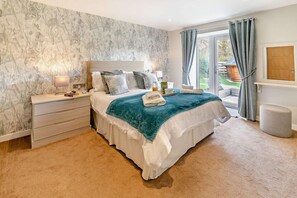 6 slaapkamers, een bureau, een strijkplank/strijkijzer, gratis wifi