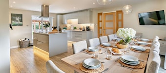 Hot Tub, family and pet friendly home with games room