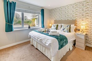 6 bedrooms, desk, iron/ironing board, free WiFi - Hot Tub, family and pet friendly home with games room (Relubbus)