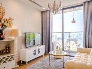 Appartement Deluxe, balcon, vue sur la ville | Aire de séjour | Téléviseur connecté de 40 po avec télévision numérique