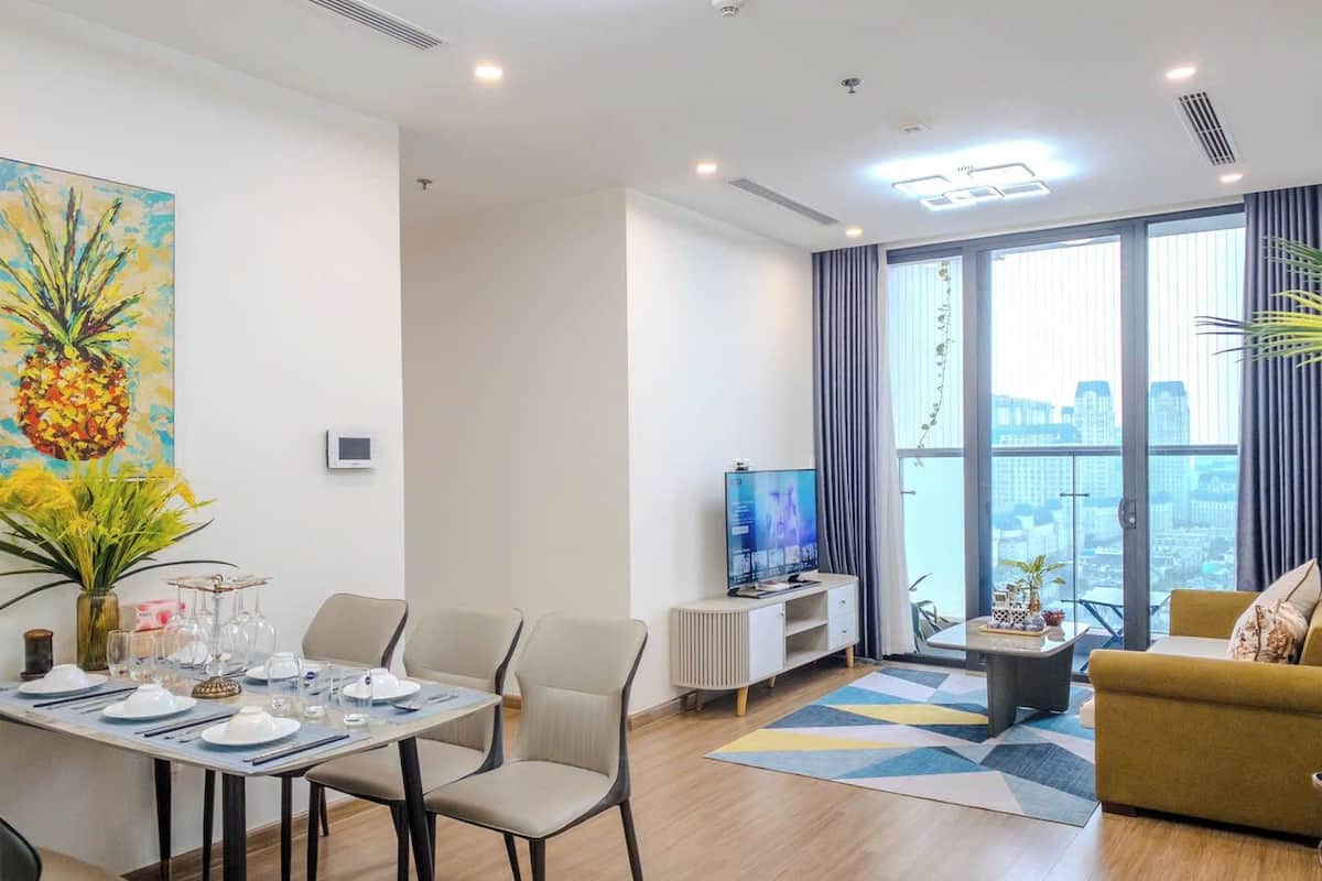 家庭公寓, 阳台, 城市景观 | 起居区 | 40-英寸智能电视(配备数码频道)
