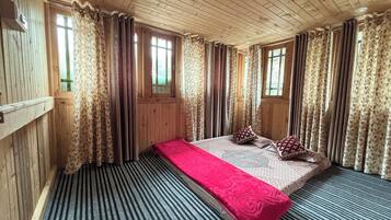 Een bureau, een laptopwerkplek, een strijkplank/strijkijzer, gratis wifi