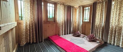 Desk, laptop workspace, iron/ironing board, free WiFi