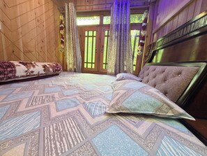 Desk, laptop workspace, iron/ironing board, free WiFi - Viraaj Homestay  (Rajgarhi)