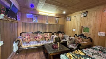 Single Room, Mountain View | Desk, laptop workspace, iron/ironing board, free WiFi