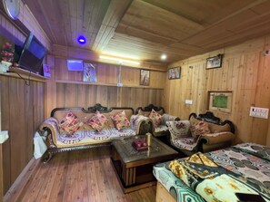 Single Room, Mountain View | Meja, ruang kerja komputer riba, seterika/papan seterika, Wi-fi percuma 