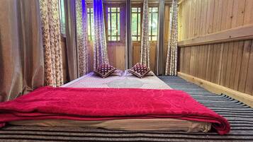 Eenpersoonskamer, uitzicht op bergen | Een bureau, een laptopwerkplek, een strijkplank/strijkijzer, gratis wifi