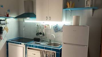 Kühlschrank, Herdplatte, Wasserkocher mit Kaffee-/Teezubehör