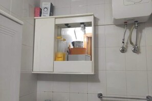 吹风机、坐浴桶、肥皂、卫生纸