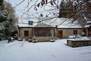 Exterior - Smiddy Lodge - Sleeps 2 - sleeps 2 guests in 1 bedroom (Alexandria)