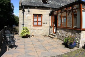 Exterior - Smiddy Lodge - Sleeps 2 - sleeps 2 guests in 1 bedroom (Alexandria)