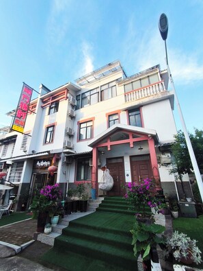 Front of property - zhangjiejienanfangjinshikezhan (Zhangjiajie)