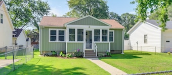 < 1 Mi to Colonial Beach: Coastal Gem w/ 2 Porches