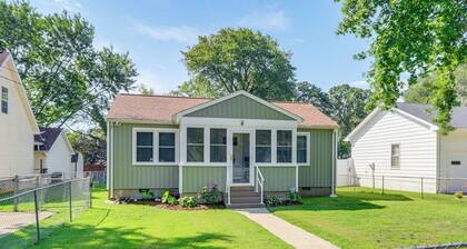 < 1 Mi to Colonial Beach: Coastal Gem w/ 2 Porches