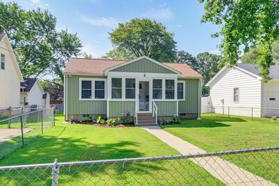 < 1 Mi to Colonial Beach: Coastal Gem w/ 2 Porches