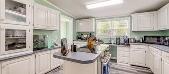 7 Mi to Beach! Sneads Ferry Family Home w/ Hot Tub