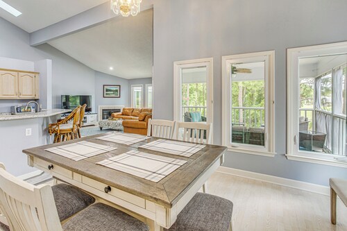 Marina & Pool: Roomy Golf-view Home in Southport