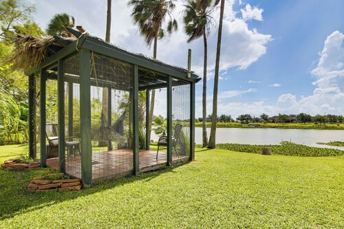 Riverfront Oasis w/ Private Deck in Los Fresnos!