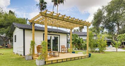 Riverfront Oasis w/ Private Deck in Los Fresnos!