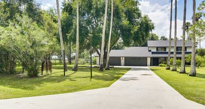 Riverfront Oasis w/ Private Deck in Los Fresnos!