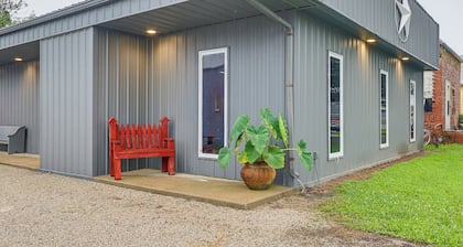 Shared Outdoor Space: Quaint Studio in Fredonia