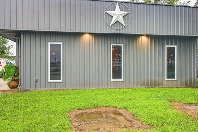 Shared Outdoor Space: Quaint Studio in Fredonia