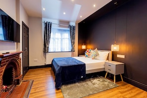 6 bedrooms, desk, iron/ironing board, free WiFi