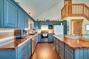 House (4 Bedrooms) | Interior - Lake & Mountain Views: Rockwood Cabin on 8 Acres (Rockwood)