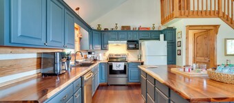 Lake & Mountain Views: Rockwood Cabin on 8 Acres
