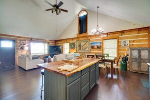Interior - Private Mountain Cabin Retreat Near Watts Bar Lake (Rockwood)