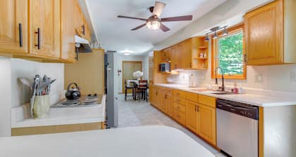 9 Mi to Downtown Rushville: Cozy Getaway w/ Grill