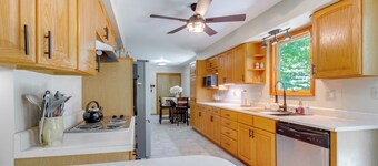 9 Mi to Downtown Rushville: Cozy Getaway w/ Grill