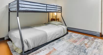 9 Mi to Downtown Rushville: Cozy Getaway w/ Grill