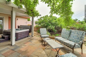 A patio with a hot tub, outdoor seating, and a barbecue grill. - Pets Welcome: Hot Tub Haven in Albuquerque! (Albuquerque)